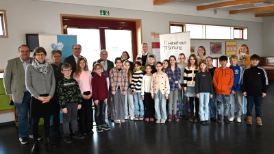 An der Weinbergschule stellten die Beteiligten das Projekt der kostenfreien Stadtführungen für Schulklassen in Ansbach vor. (Foto: Stadt Ansbach/Anne Ziegler)