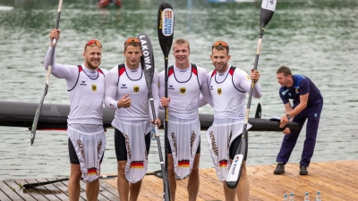 Haben für einen goldenen Auftakt im Kajak-Vierer gesorgt: Max Rendschmidt, Tom Liebscher, Jacob Schopf und Max Lemke (v.l.n.r.). (Foto: Ulrich Gamel/Kolbert-Press/dpa)