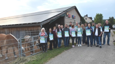 Aus vier touristischen Regionen trafen sich die Ferienwohnungsbetreiber auf dem Winzerbauernhof in Wüstphül. Dort erhielten sie ihre neuen Hofschilder. Seniorchefin Ute Felbinger (links) zeigte auch ihre Tiere. Mindestens fünf verschiedene Arten muss jede Family Farm vorweisen können. (Foto: Anita Dlugoß)