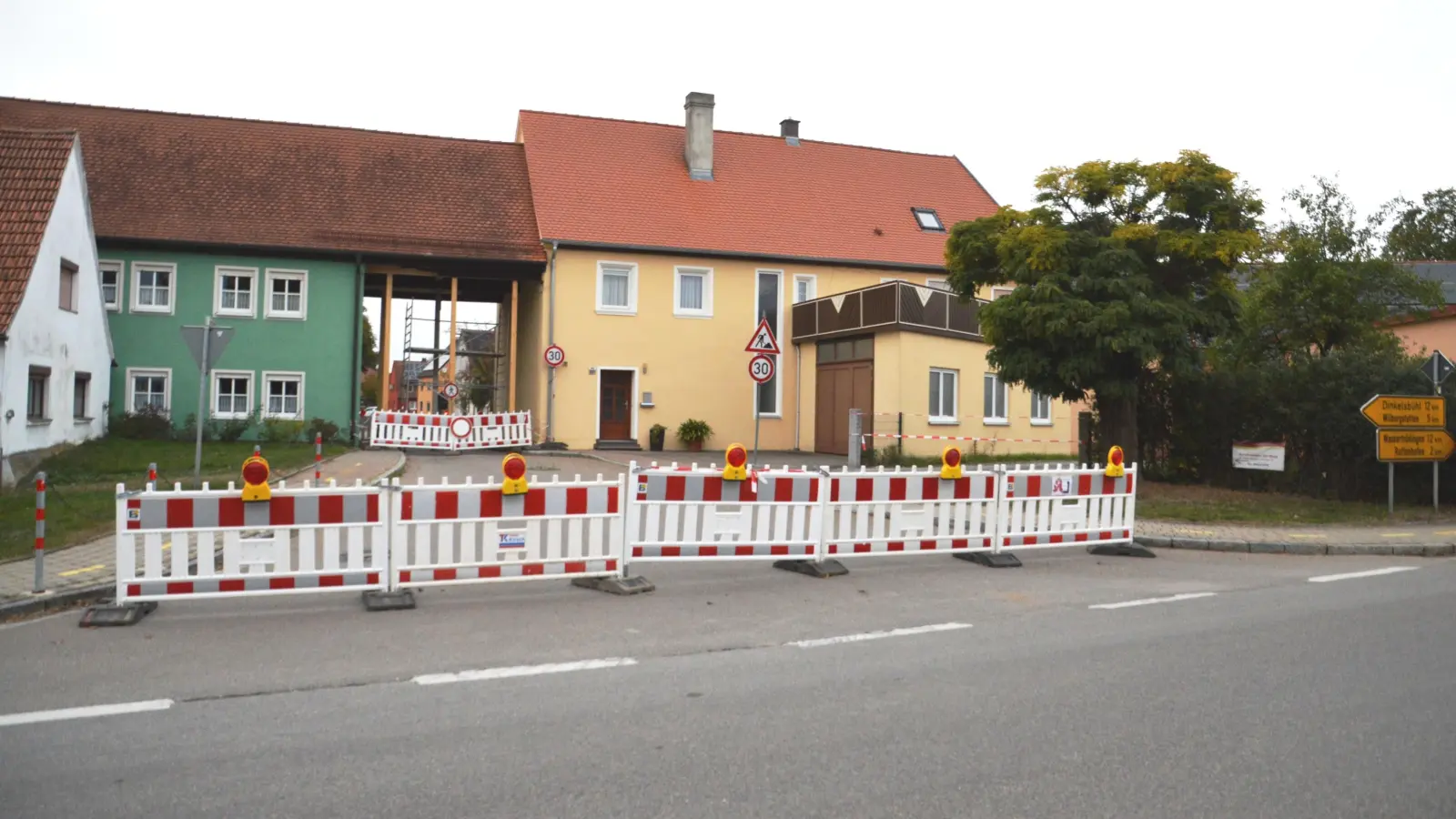 Weiterhin gesperrt ist derzeit das Äußere Tor in Weiltingen. Vor einer Reparatur muss noch die Versicherung grünes Licht geben. (Foto: Peter Tippl)
