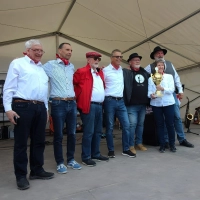 Sie waren gekommen, um die Ehre der fränkischen Bratwurst zu verteidigen. Die „Mühlstaa Bänd” (von links nach rechts): Armin Kitzsteiner, Jürgen Stumpf, Helmut Baer, Andreas Daehne, Christian Baer (Bandleader), Karin Dietlein und Udo Wekemann. (Foto: Udo Wekemann)