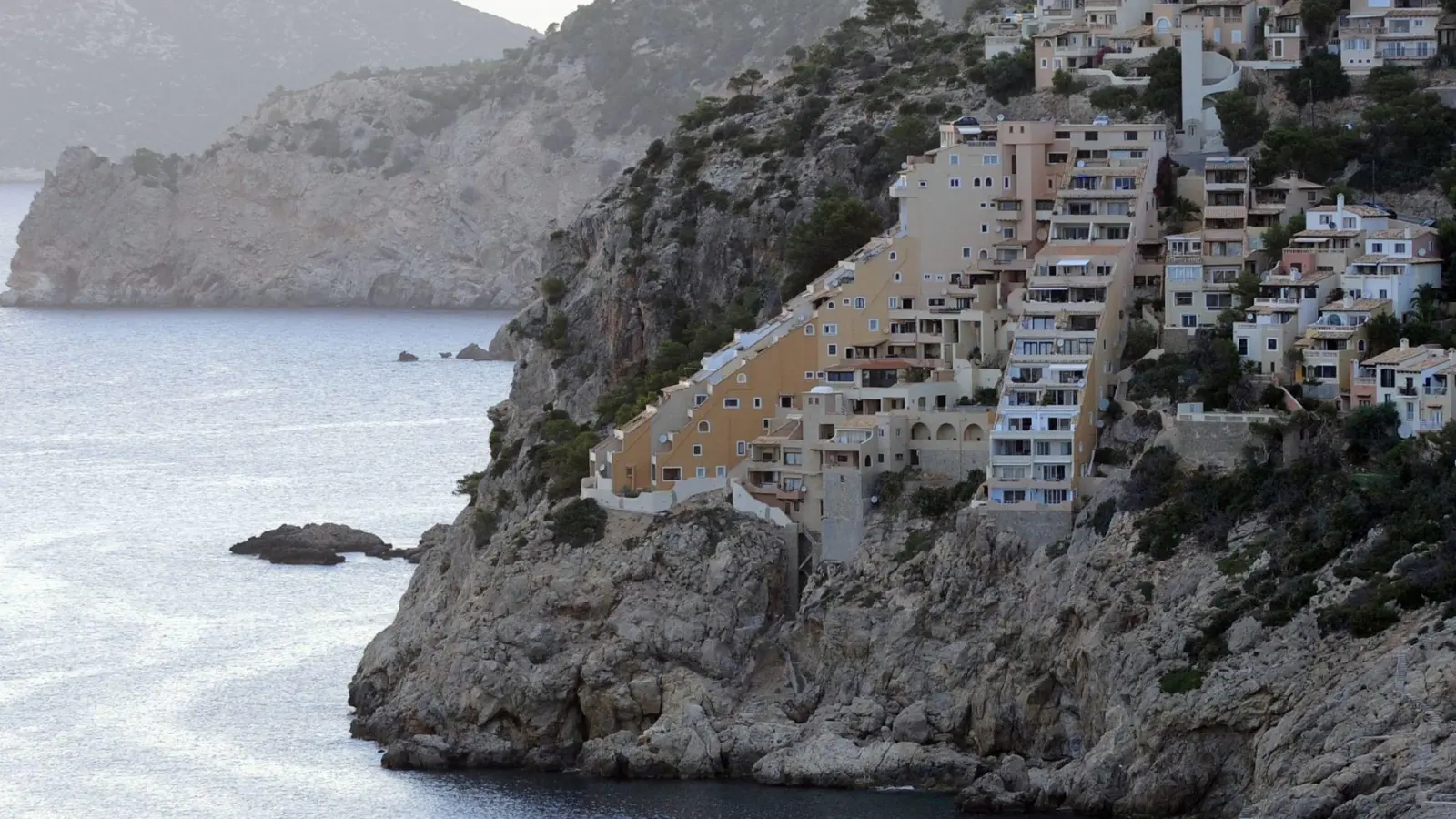 Ein 79-jähriger Deutscher hat in Port d'Andratx auf Mallorca wochenlang tot in seiner Mietwohnung in einer Apartmentanlage am Meer gelegen. (Archivbild) (Foto: picture alliance / dpa)