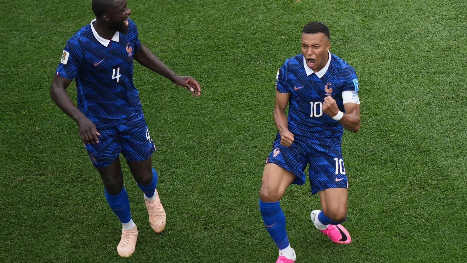 Im 100. Länderspiel: Kylian Mbappé feiert sein Führungstor mit Bayern-Profi Dayot Upamecano.  (Foto: Matt Rourke/AP/dpa)