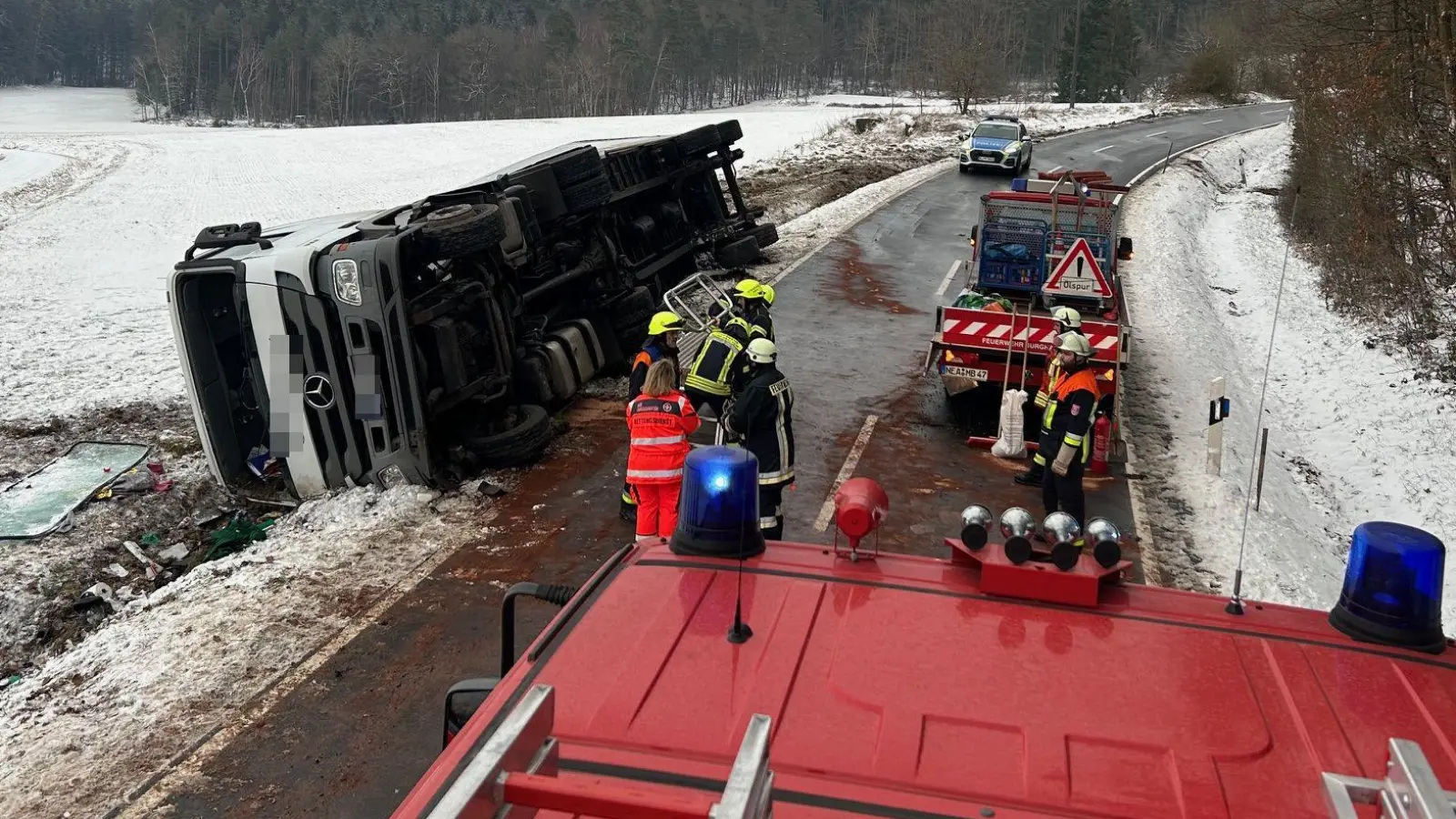 Der Lastwagen kippte auf der Straße zwischen Gleißenberg und Ochsenschenkel um. (Foto: FFW Burghaslach)