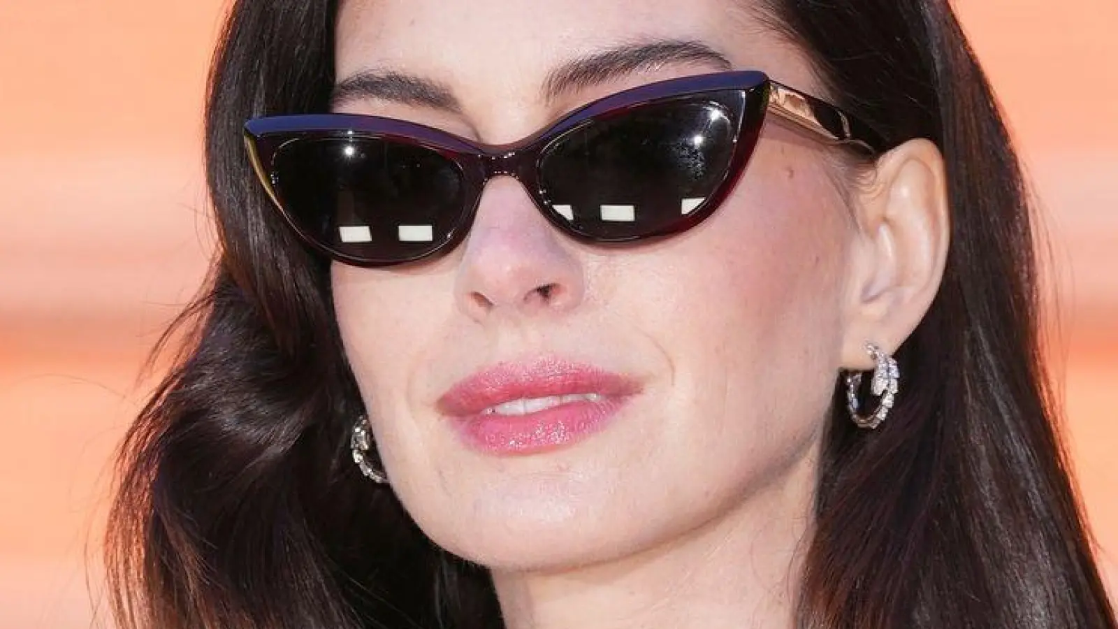 Erst „Der Teufel trägt Prada 2“, nun das düstere Melodrama „Mother Mary“: An Anne Hathaway kommt dieses Jahr niemand vorbei. (Archivbild) (Foto: Scott A Garfitt/Invision/AP/dpa)