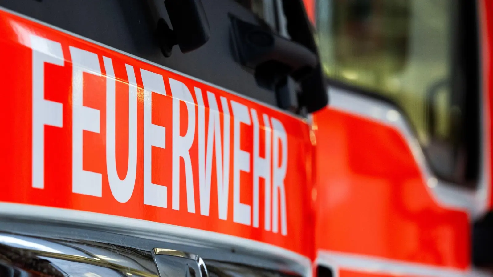 Die Feuerwehr fand zwei Menschen bewusstlos im Foyer des Kurzentrums. (Symbolbild) (Foto: Soeren Stache/dpa)