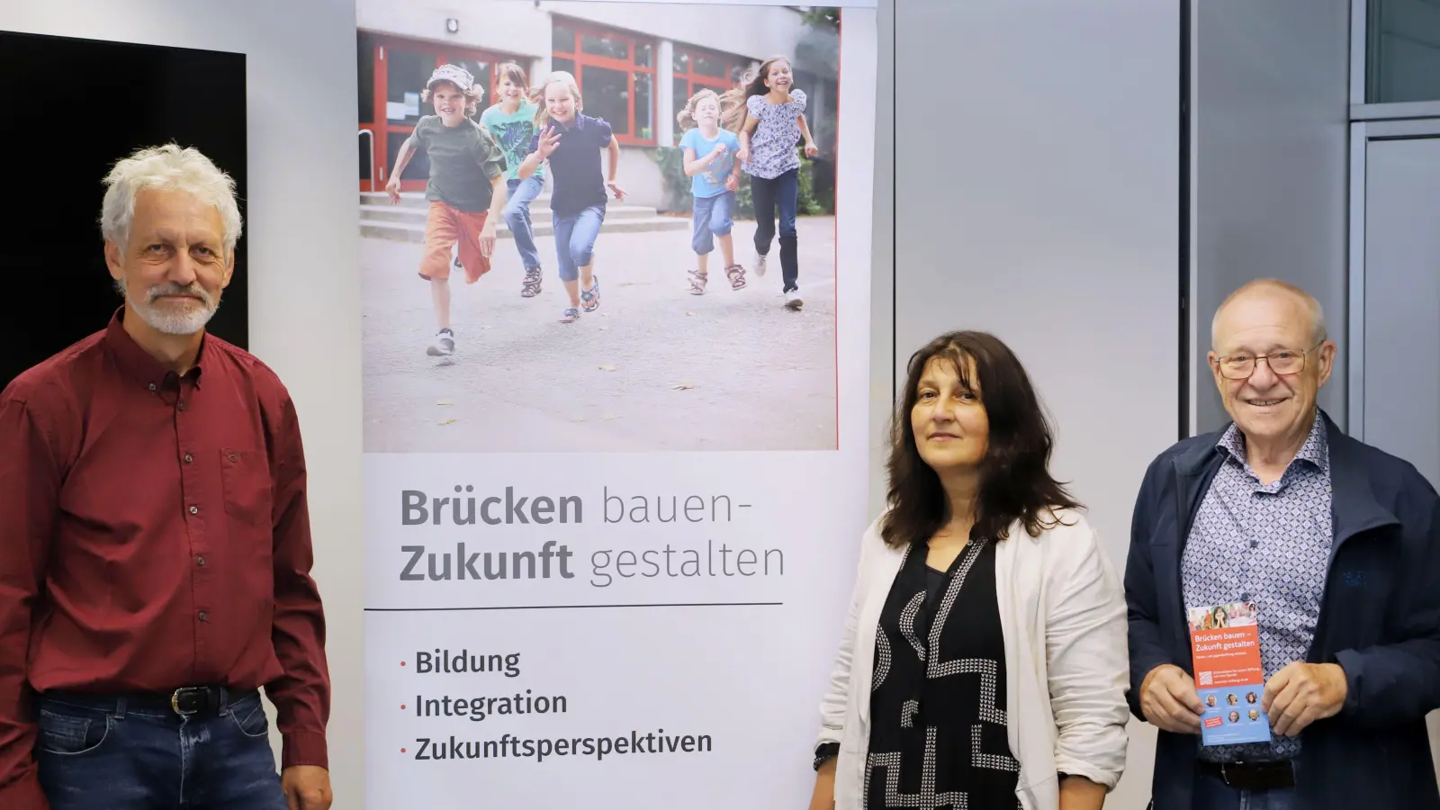 Christine Kaas und Alfred Stockert (rechts) von der Kinder- und Jugendstiftung treffen sich mit Dr. Stefan Schwarz vom Verein Moyo – Ansbach für Malawi. (Foto: Oliver Herbst)