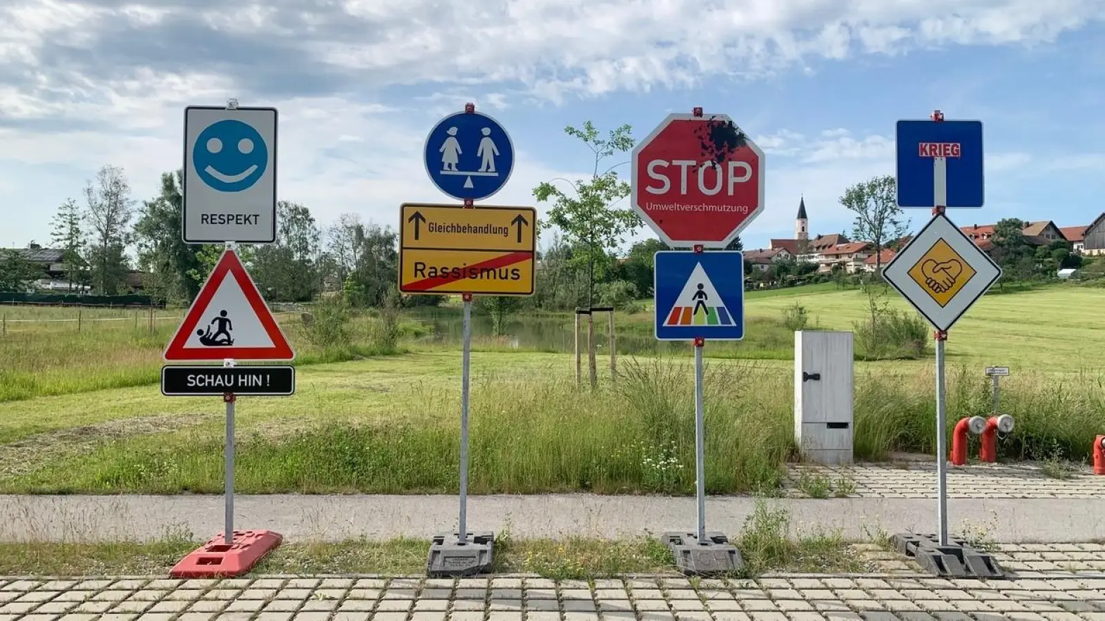 Die besonderen Verkehrsschilder, die der Künstler Johannes Volkmann in Zusammenarbeit mit Kindern konzipiert hat, sollen mit klaren Symbolen auf Wege für ein gutes Zusammenleben hinweisen. (Foto: Johannes Volkmann)