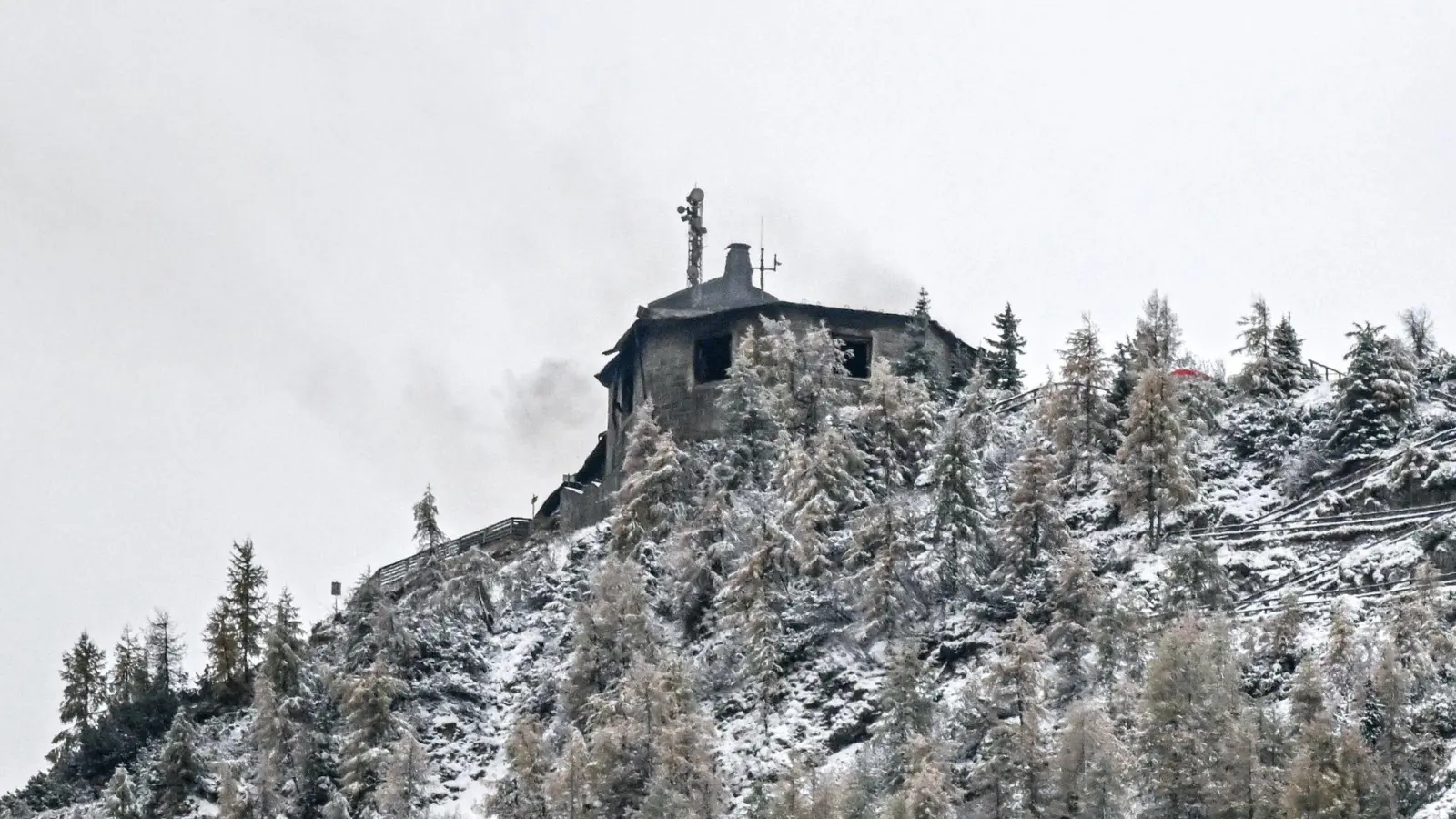 Das Feuer beschädigte das historische Gebäude schwer. (Foto: Jason Tschepljakow/dpa)