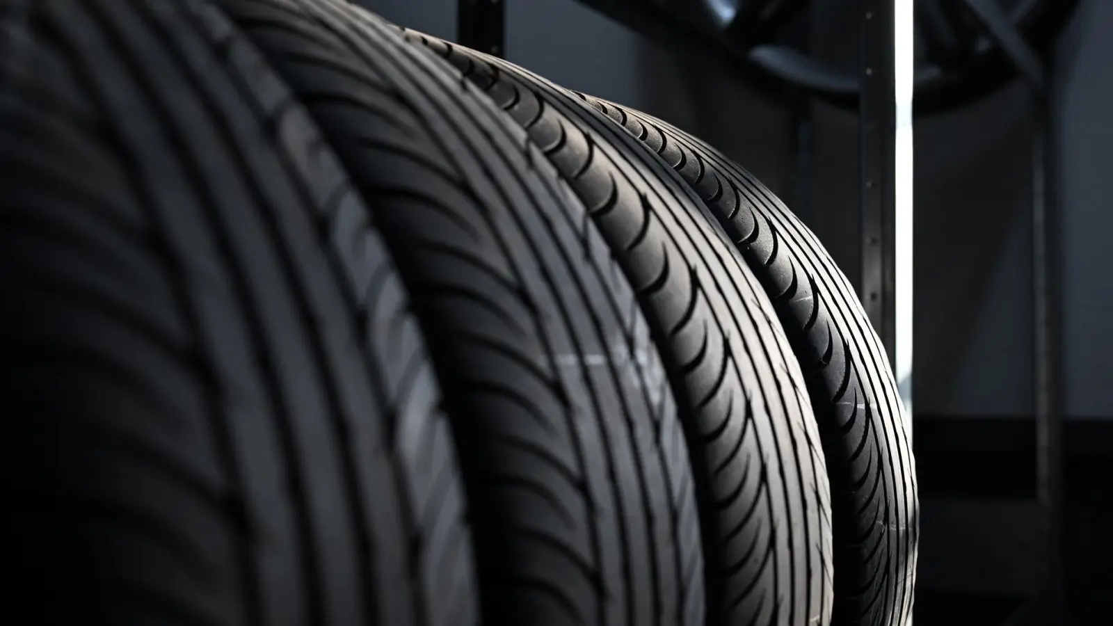 Sommerreifen im Test: Über die Hälfte der getesteten Modelle erhielt die AvD-Bewertung „sehr gut“. (Foto: Pia Bayer/dpa/dpa-tmn)