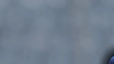 Nürnbergs Rabby Nzingoula im Zweikampf mit Herthas Niklas Kolbe. (Foto: Andreas Gora/dpa)