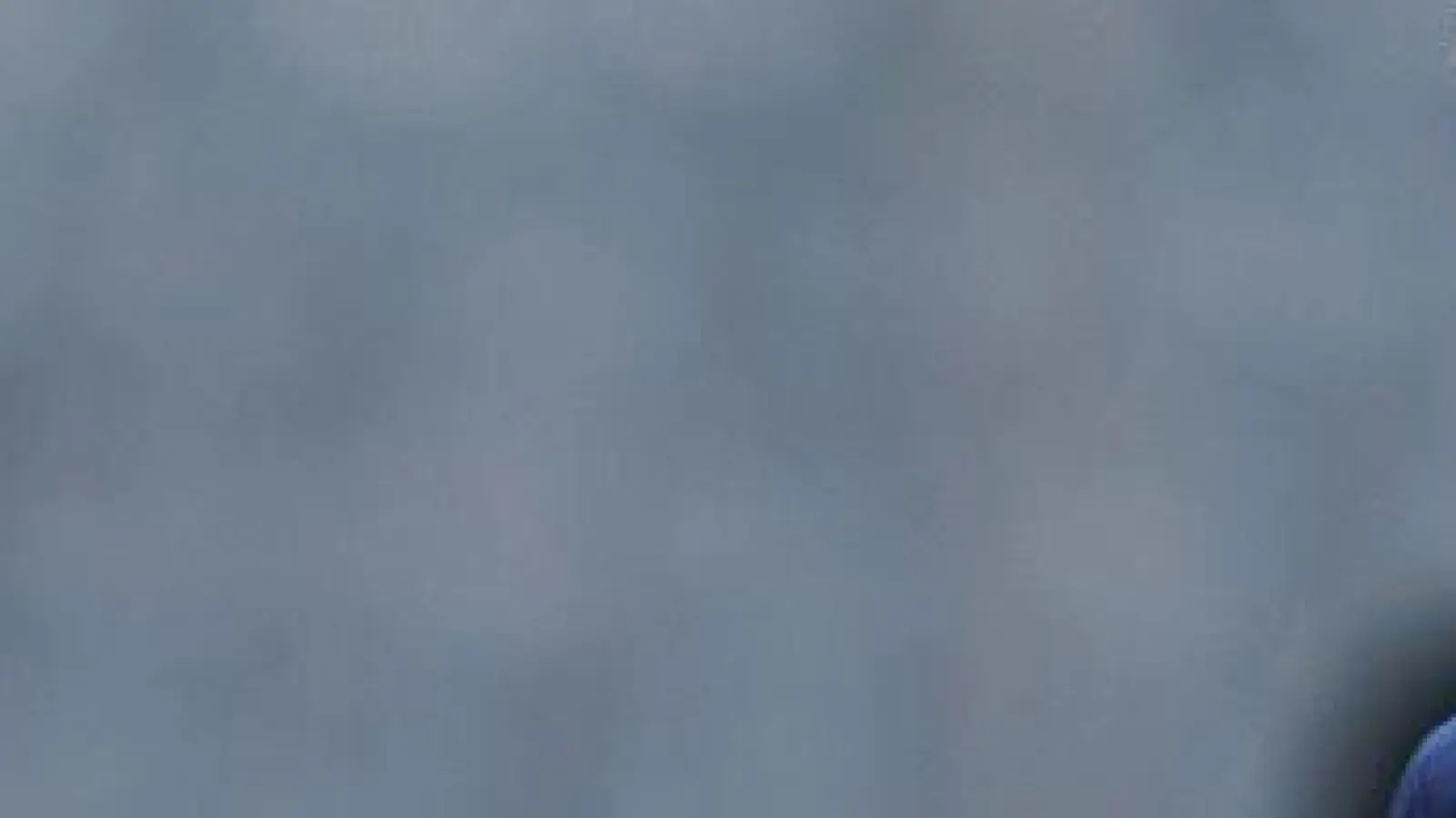 Nürnbergs Rabby Nzingoula im Zweikampf mit Herthas Niklas Kolbe. (Foto: Andreas Gora/dpa)