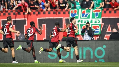 Nürnberg jubelt nach dem Führungstreffer durch Luka Lotschoshwili, (Foto: Daniel Karmann/dpa)