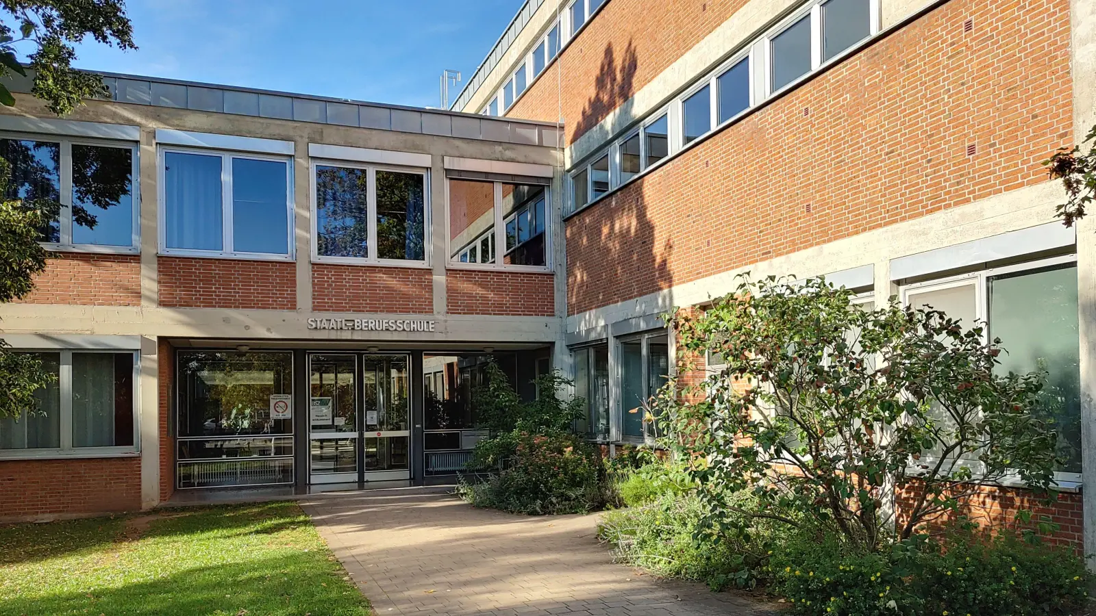 Ein Polizeieinsatz an der Berufsschule in Bad Windsheim sorgte unter Beobachtern am Donnerstag für Aufsehen. (Archivbild: Katrin Merklein)