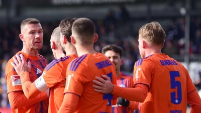Die Schalker Spieler hatten beim Sieg bei Holstein viel zu jubeln.   (Foto: Daniel Bockwoldt/dpa)