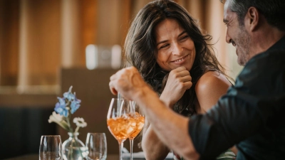 Wer unsicher ist, was man für den Besuch im Sternerestaurant anziehen sollte, googelt im Zweifel im Internet Bilder des Restaurants und schaut, was andere getragen haben. (Foto: Malte Jäger/Westend61/dpa-tmn)