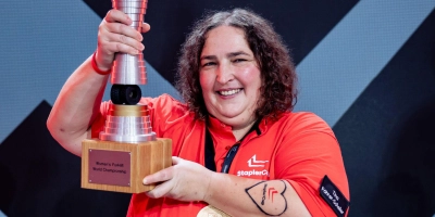 Stolz hebt Tina Föhre-Scheller ihre Trophäe in die Luft. (Foto: Bert Willer)