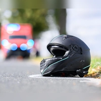 Die schwer verletzte Motorradfahrerin musste in ein Krankenhaus gebracht werden.  (Symbolbild: Julian Stratenschulte/dpa)
