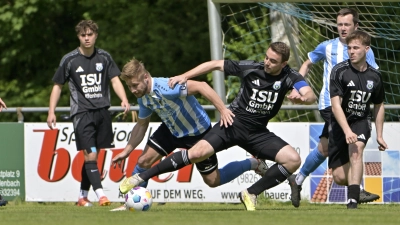 Der Ornbauer Stefan Hammeter (links in Blau), hier gestört vom Weigenheimer Andre Huemmer, war ein ständiger Unruheherd und erzielte beide Tore zum 2:1-Heimsieg. (Foto: Martin Rügner)