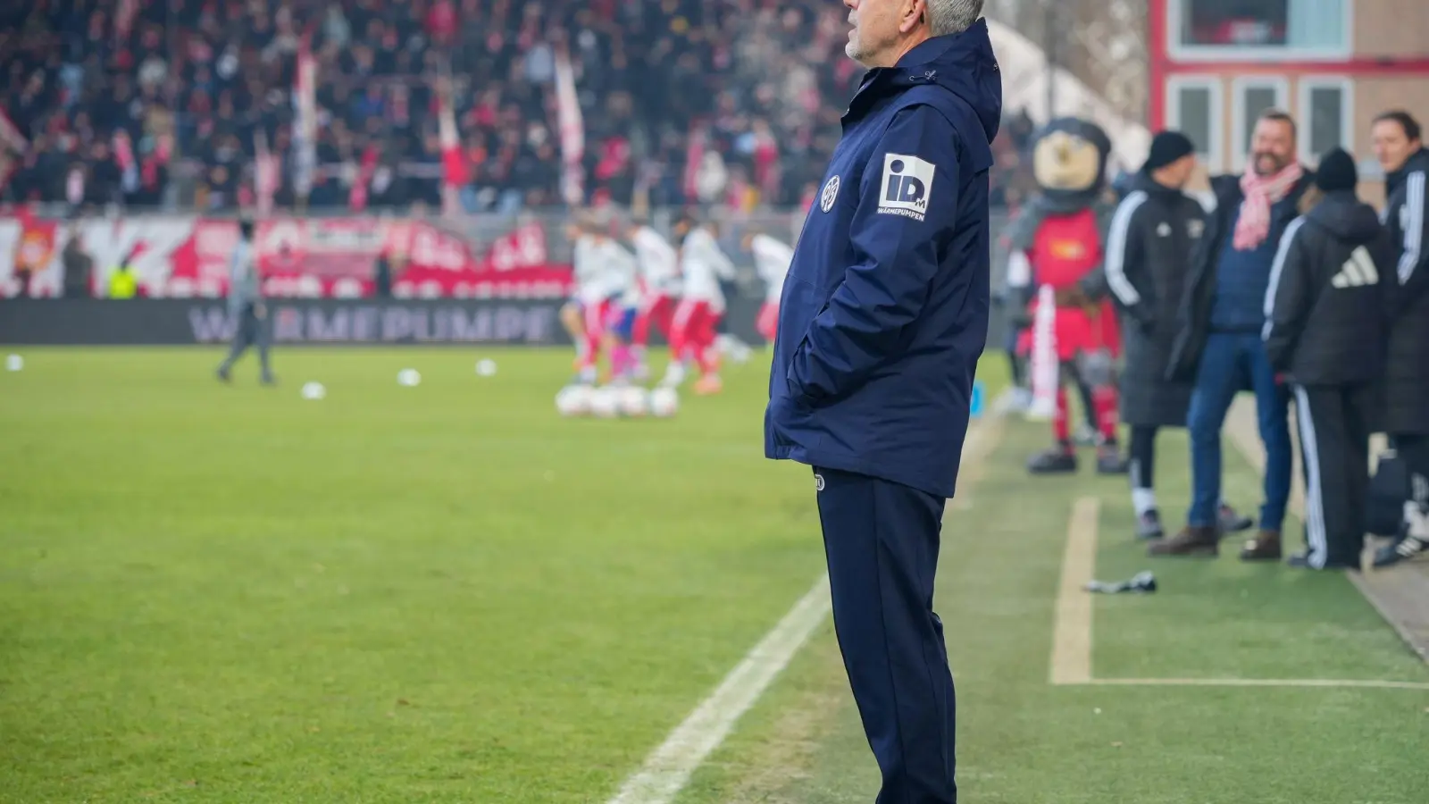 Mainz-Trainer Urs Fischer blickt auf das Spielfeld der Alten Försterei.  (Foto: Soeren Stache/dpa)