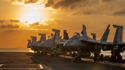 Das US-Militär nutzt für seine Angriffe unter anderem zwei Flugzeugträger. (Archivbild) (Foto: U.S. Central Command/AP/dpa)