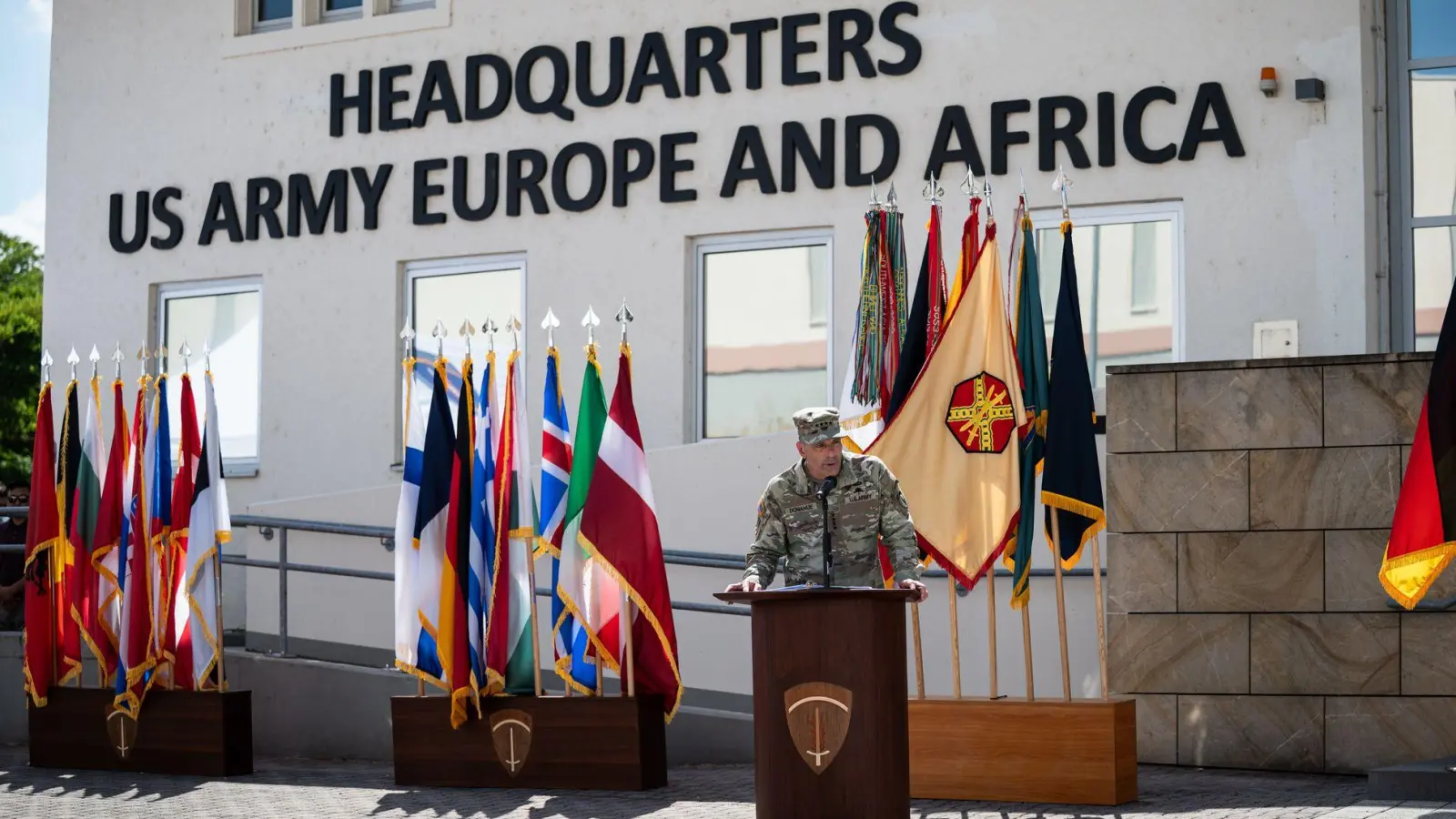 General Christopher Donahues Abschied am US-Militärstandort Wiesbaden geht feierlich im Freien über die Bühne. (Foto: Hannes P. Albert/dpa)