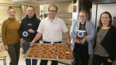 Johannes Dornberger und Alexander Unger sind Mitglieder der Initiative „Wasserschutzweizen“. In „Ungers Backstube“ in Westheim wurden sie für ihr Engagement ausgezeichnet – (von links): Katharina Schwab, Johannes Dornberger, Alexander Unger, Kerstin Kemmer-Schaller und Katrin Fugger. (Foto: Helmut Meixner)