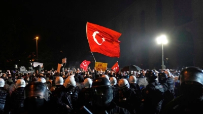 Seit knapp einer Woche gehen Menschen in der Türkei Verboten zum Trotz auf die Straße. (Archivbild) (Foto: Khalil Hamra/AP/dpa)