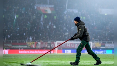 Schnee schippen ist angesagt: Die Fußball-Bundesliga vor dem Start. (Archivbild)  (Foto: Tom Weller/dpa)