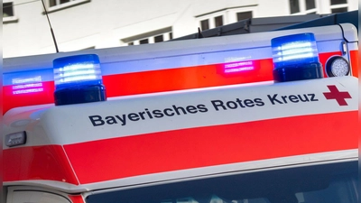 Laut Polizei stand der Mann am Fenster und fotografierte den Einsatz der Rettungskräfte. (Symbolbild) (Foto: Peter Kneffel/dpa)