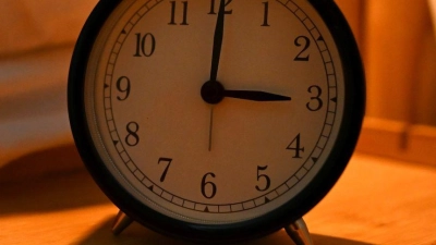 Es ist wieder so weit: Die Sommerzeit beginnt in der Nacht zu Sonntag. (Symbolbild)  (Foto: Elisa Schu/dpa)