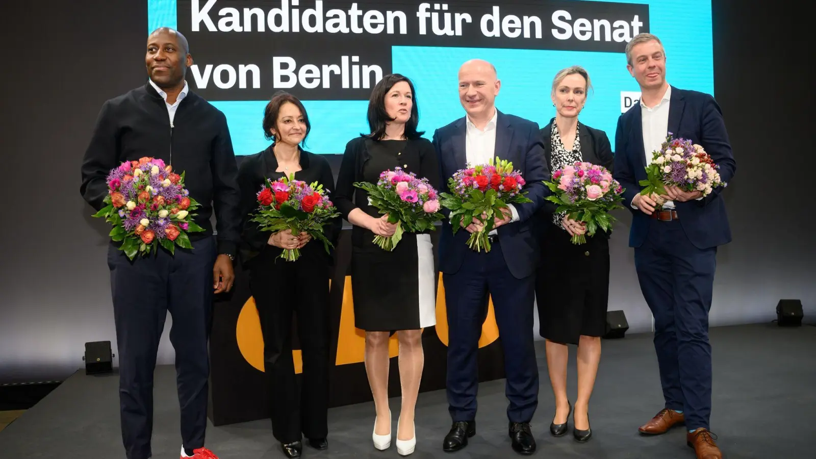 Die designierten Senatorinnen und Senatoren der CDU für Berlin: Joe Chialo (l-r, Kultursenator), Felor Badenberg (Justizsenatorin), Katharina Günther-Wünsch (Bildungssenatorin), Kai Wegner (Regierender Bürgermeister), Manja Schreiner (Verkehrssenatorin) und Stefan Evers (Finanzsenator). (Foto: Bernd von Jutrczenka/dpa)