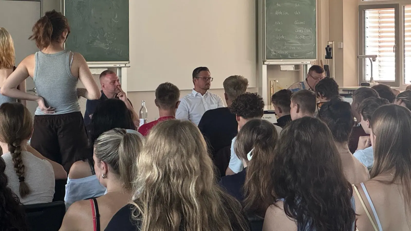 Die Schülerinnen und Schüler mit Vertreterinnen und Vertretern mehrerer Parteien im Diskurs. (Foto: Franz Steinlein)