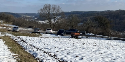 Auch der neue Standort des möglichen Blockheizkraftwerks macht Probleme, denn vielleicht müssten dafür die Parkflächen nördlich des Mühlbucks weichen. (Foto: Yvonne Neckermann)