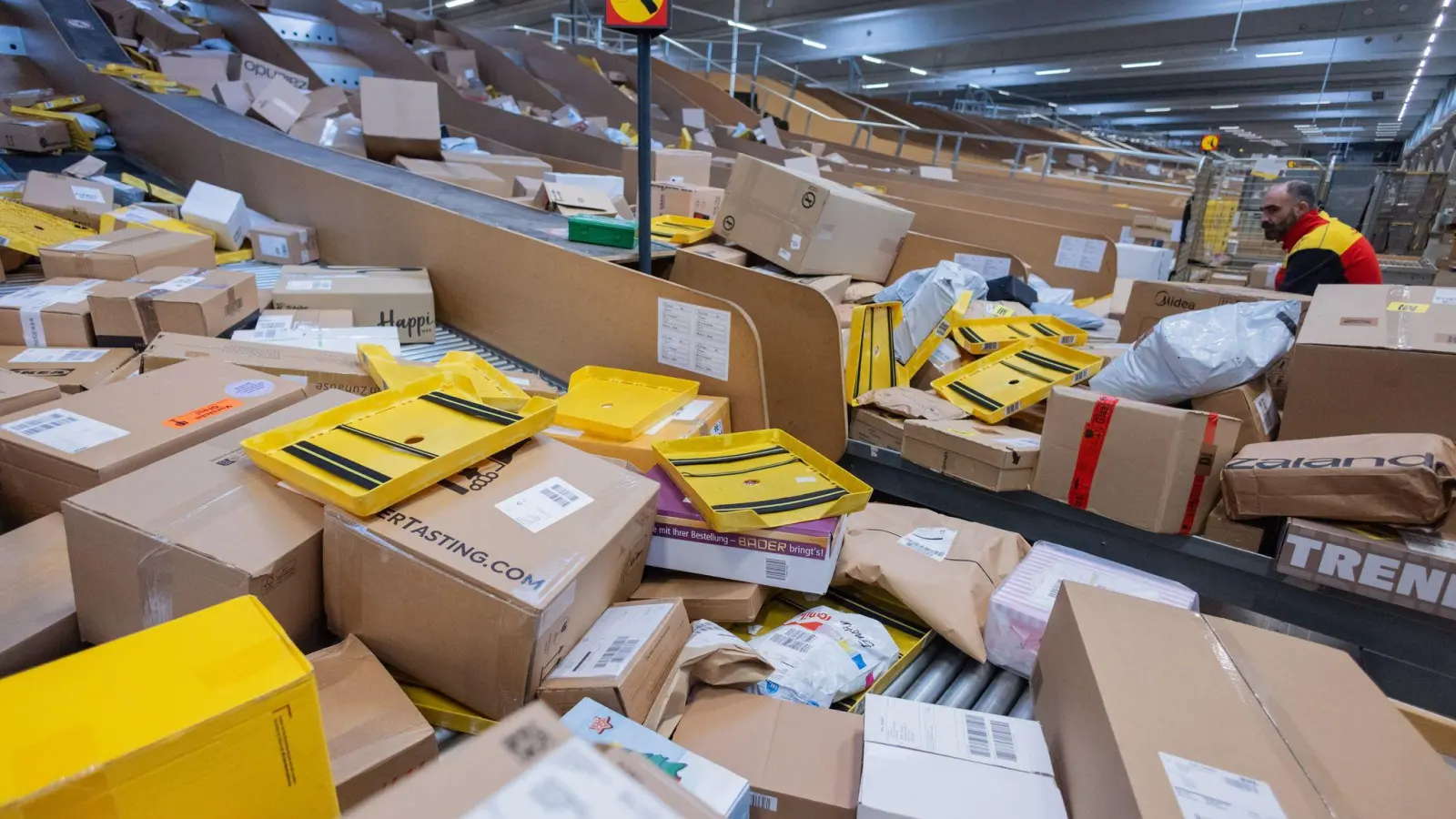 Pakete, so weit das Auge reicht - hier in einer DHL-Zustellbasis. (Symbolbild) (Foto: Rolf Vennenbernd/dpa)