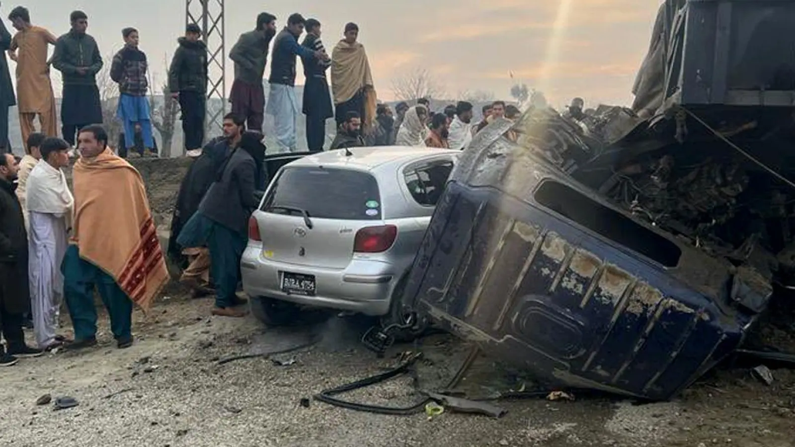 Attentat auf Impfteams: Die Bombe explodierte nahe eines Fahrzeugs am Straßenrand. (Foto: Str/XinHua/dpa)