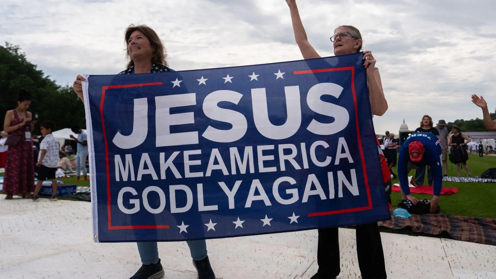 „Jesus mach Amerika wieder gottesfürchtig“, steht auf einem Banner bei der Gebetsveranstaltung.  (Foto: Julia Demaree Nikhinson/AP/dpa)