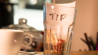 Trinkgeld geben Kundinnen und Kunden freiwillig - die Beschäftigten dürfen es behalten.  (Foto: Christin Klose/dpa-tmn)