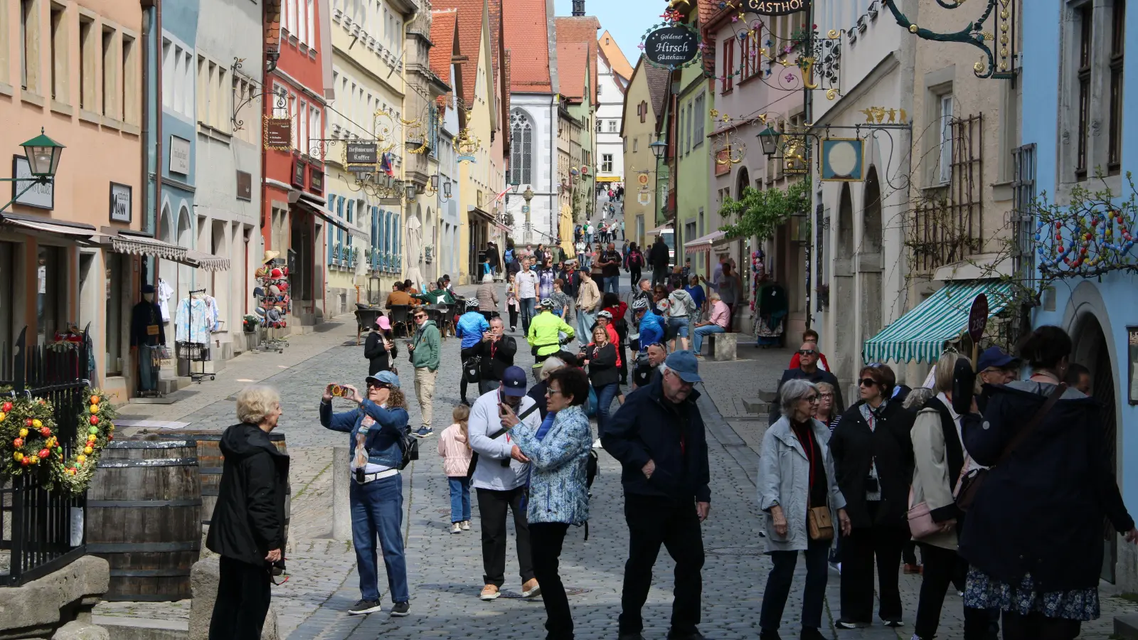 Der Bereich rund ums Plönlein ist während der Saison stark frequentiert – oft ist nicht einmal mehr Schrittgeschwindigkeit mit dem Auto möglich, sondern nur noch sehr langsames Stop-and-go, es geht also nur stückchenweise voran. Hier ist ein eher ruhiger Frühlingsvormittag zu sehen. (Foto: Clarissa Kleinschrot)