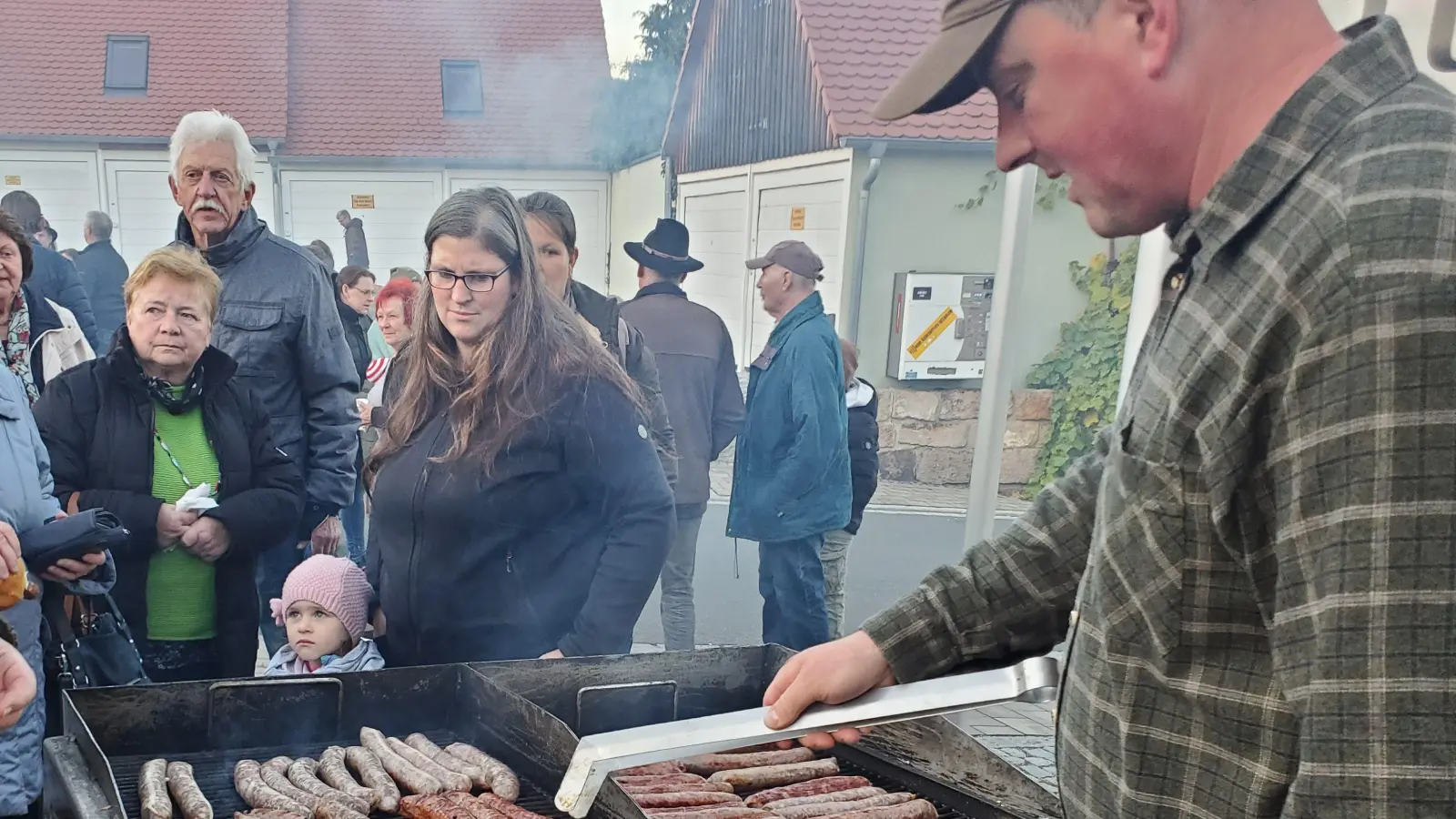 Kostenlose Wildbratwurstsemmeln und Punsch warben für die 25. Wildbretwochen. (Foto: Ulli Ganter)