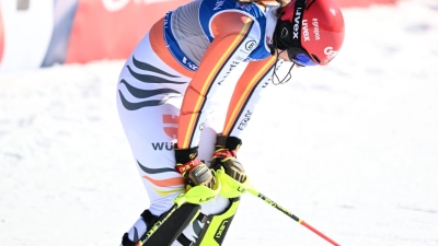 Mit den Kräften am Ende: Die angeschlagene Lena Dürr nach dem WM-Slalom. (Foto: Barbara Gindl/APA/dpa)