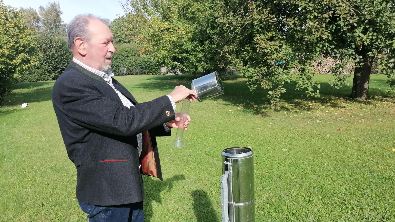 Werner Eul protokolliert täglich gewissenhaft die Niederschlagsmenge an seiner Wetterstation im Garten. (Foto: Friedrich Zinnecker)