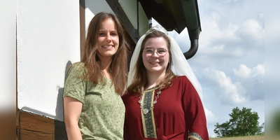 Vereinsvorsitzende Carina Thal und Kaiserin Kunigunde alias Tatjana Feindert am renovierten Osinghaus. (Foto: Anita Dlugoß)