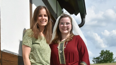 Vereinsvorsitzende Carina Thal und Kaiserin Kunigunde alias Tatjana Feindert am renovierten Osinghaus. (Foto: Anita Dlugoß)