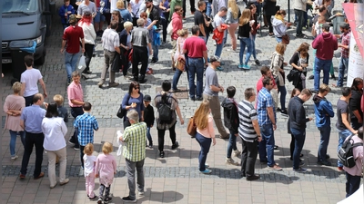 Der Martin-Luther-Platz war zum Start der Standort für die Food-Trucks. Mittlerweile sind sie in die Reitbahn gewandert. „Eine wunderschöne Location“, findet Mitveranstalter Dominik Füzi. (Archivfoto: Alexander Biernoth)