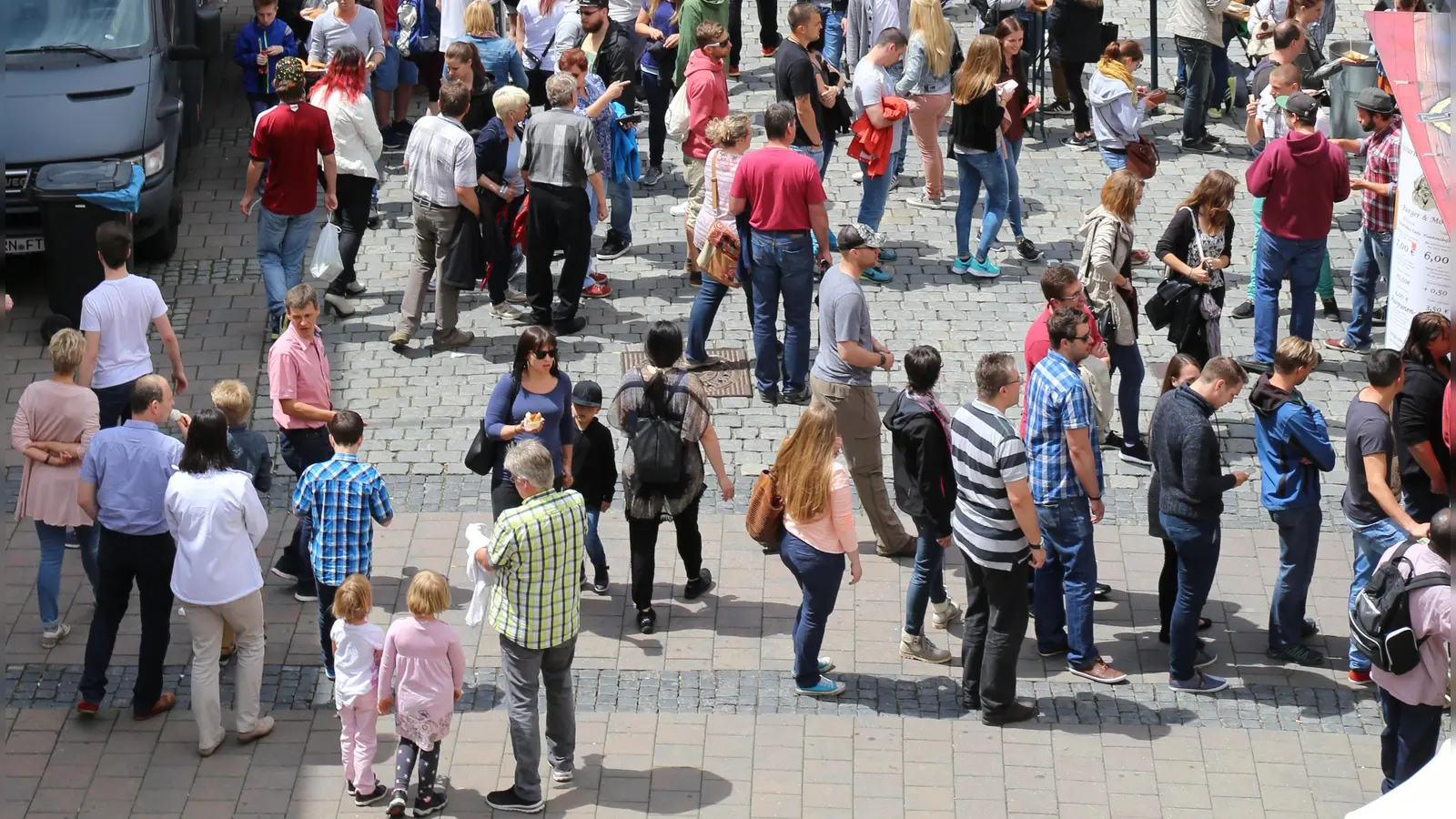 Der Martin-Luther-Platz war zum Start der Standort für die Food-Trucks. Mittlerweile sind sie in die Reitbahn gewandert. „Eine wunderschöne Location“, findet Mitveranstalter Dominik Füzi. (Archivfoto: Alexander Biernoth)