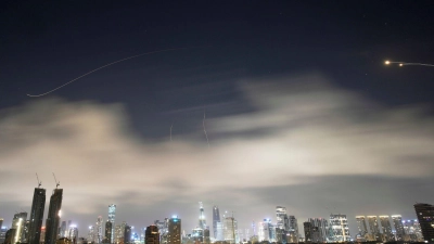 Raketenabwehr feuert, um Raketen aus dem Iran über Tel Aviv abzufangen.  (Foto: Ohad Zwigenberg/AP/dpa)