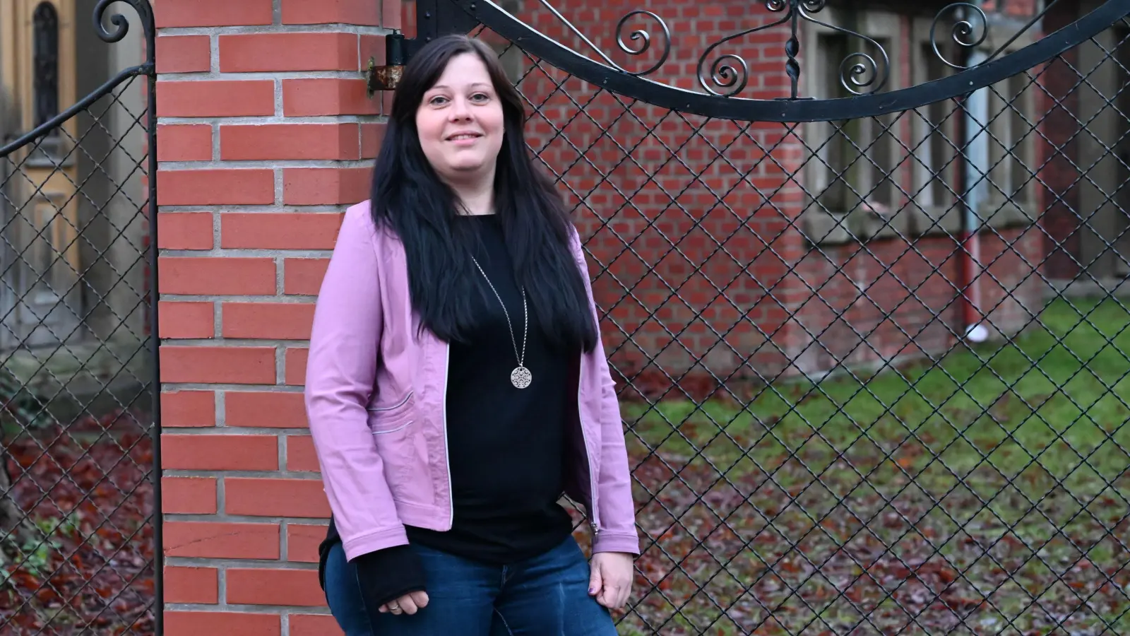 Stephanie Hassel aus Ezelheim kämpft für den Erhalt des Hauses mit dem Garten, den sie seit ihrer Kindheit kennt. (Foto: Manfred Blendinger)