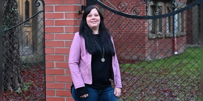 Stephanie Hassel aus Ezelheim kämpft für den Erhalt des Hauses mit dem Garten, den sie seit ihrer Kindheit kennt. (Foto: Manfred Blendinger)