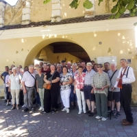Die Reisegruppe vor der größten Kirchenburg Siebenbürgens in Tartlau. (Foto: Karl-Heinz Gisbertz)